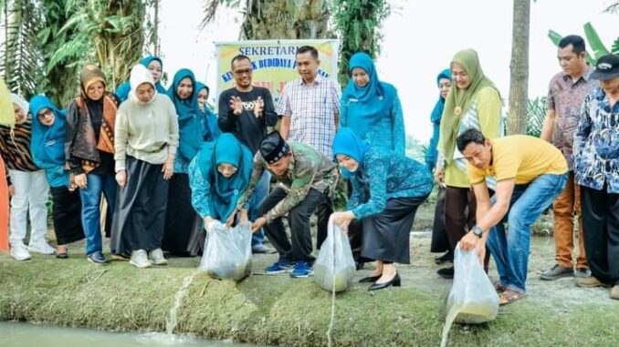 Pj Ketua TP PKK Kabupaten Batu berikan bibit tanaman kepada Desa Kwala Gunung.