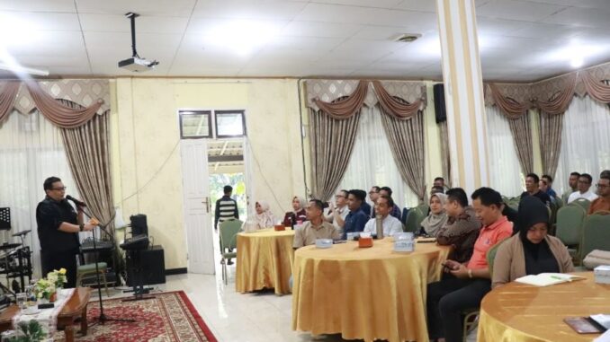 Pj. Wako Jasman saat rapat koordinasi monitoring dan evaluasi di Pendopo Rumah Dinas Wali Kota.