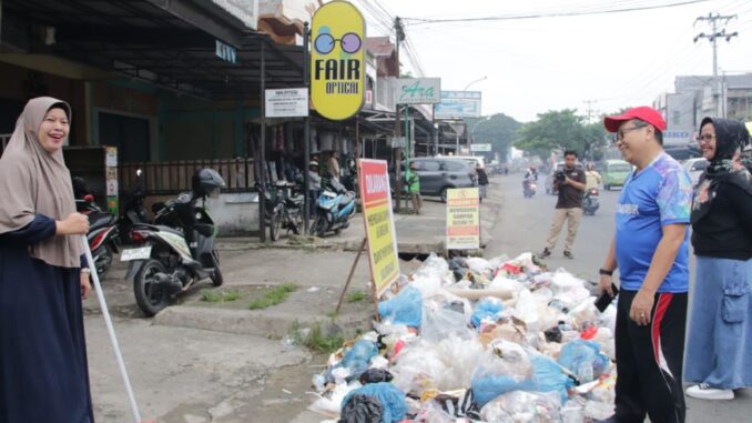 Pj. Wali Kota Payakumbuh merasa miris dengan banyak warga buang sampah sembarangan.