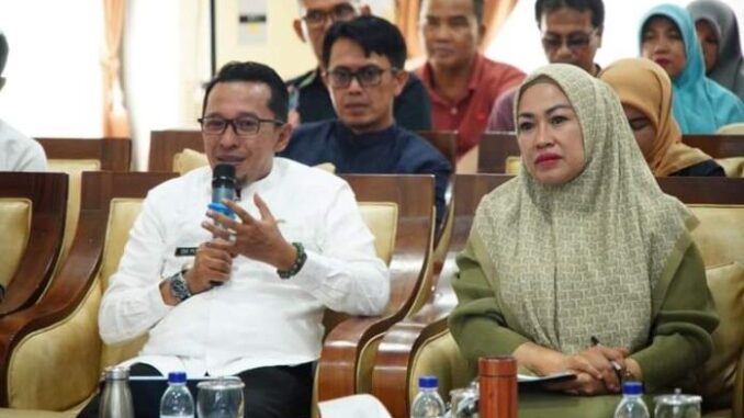 Rombongan Oxford University melakukan kunjungan ke Tanah Datar.