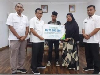 Serah terima santunan kepada ahli waris Almarhum Busra.