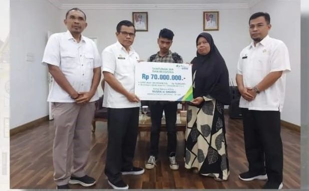 Serah terima santunan kepada ahli waris Almarhum Busra.