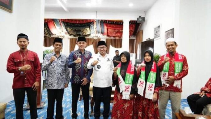 Tujuh orang penghafal Al Qur’an dilepas Bupati Eka Putra untuk umroh.