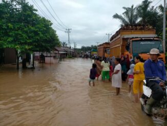 Arus lalu lintas Batang Saman - Ujung Gading lumpuh.