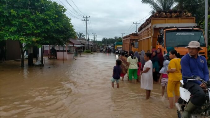Arus lalu lintas Batang Saman - Ujung Gading lumpuh.