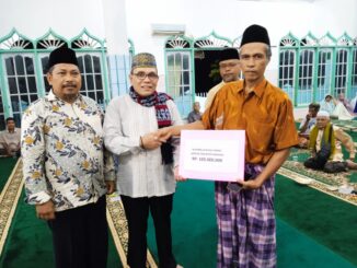 Bantuan dana hibah untuk Musholla Nurul Huda Lantiek Malaweh Kubang yang diterima oleh Kades Pasar Kubang.