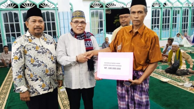 Bantuan dana hibah untuk Musholla Nurul Huda Lantiek Malaweh Kubang yang diterima oleh Kades Pasar Kubang.