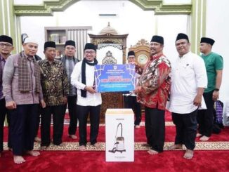 Bupati Eka Putra menyerahkan bantuan uang kepada pengurus Masjid Indra Gunalan.