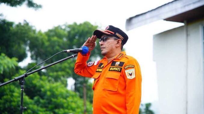 Bupati Eka Putra saat memimpin apel gabungan seluruh ASN.