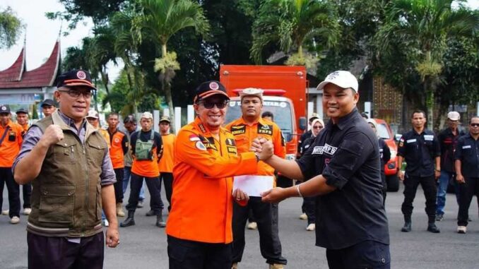 Bupati Tanah Datar Eka Putra melepas sebanyak 40 relawan ke Pessel.