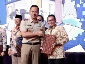 Bupati Tanah Datar Eka Putra saat menerima penghargaan dari Menteri Agus Harimurti Yudhoyono.