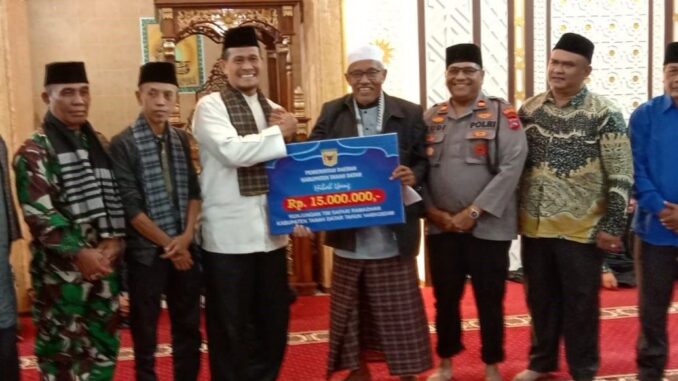 Bupati yang diwakili Kepala Dinas Perhubungan Yusmen menyerahkan bantuan untuk pembangunan Masjid.