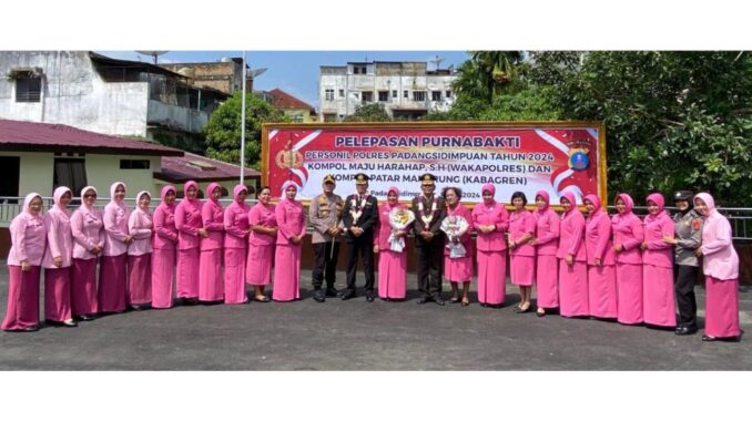 Foto bersama acara pelepasan Purnahbakti di Mapolres Padang Sidempuan.