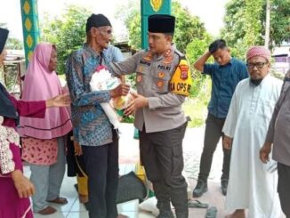 Kapolres Batu Bara beserta jajaran berbagi kebahagiaan kepada kaum duafa dan anak yatim.