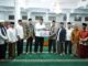 Kapolres menyerahkan bantuan dana hibah Rp.30 juta diterima Ketua Pengurus Mesjid H. Rizal Zubir.
