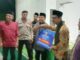 Ketua Rombongan Agusril menyerahkan bantuan pembangunan untuk masjid dengan latar belakang masjid yang tidak berdinding.