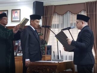 Pada sidang paripurna, Ketua DPRD Bukittinggi Benny Yusrial ambil sumpah Yazid menjadi anggota DPRD Pengganti Antar Waktu Herman Sofyan.