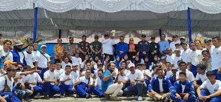 Pahlawan kebersihan foto bareng dengan Bupati dan Ketua DPRD serta Forkopinda.