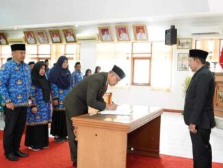 Pelantikan dan pengambilan sumpah dua orang Penjabat Tinggi Pratama bersama Penjabat Manajerial Lainnya di lingkungan Pemkab Tanah Datar oleh Bupati Eka Putra.