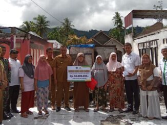 Penyaluran bantuan untuk korban kebakaran di Salido.