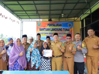 Penyerahan BLT DD oleh Bupati Pasaman.