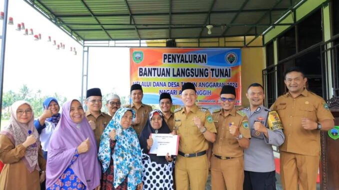 Penyerahan BLT DD oleh Bupati Pasaman.