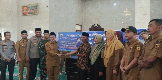 Penyerahan BLT kepada masyarakat yang terdampar erupsi Gunung Marapi oleh Bupati Eka Putra.