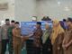Penyerahan BLT kepada masyarakat yang terdampar erupsi Gunung Marapi oleh Bupati Eka Putra.