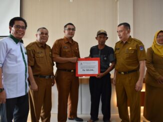 Penyerahan bantuan dari Baznas untuk 62 tenaga pendidik dan tenaga kependidikan non ASN.