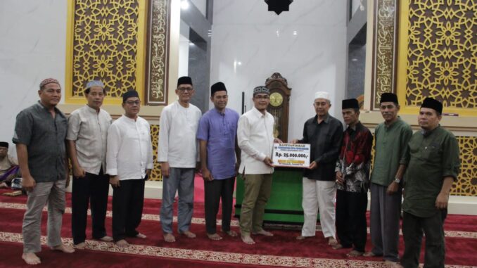 Penyerahan bantuan oleh Pemko Payakumbuh melalui 7 TSR.