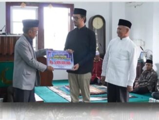 Penyerahan dana hibah Rp 5 M untuk Masjid Jami' Tarok oleh Walikota Erman Safar.