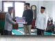 Penyerahan dana hibah Rp 5 M untuk Masjid Jami' Tarok oleh Walikota Erman Safar.