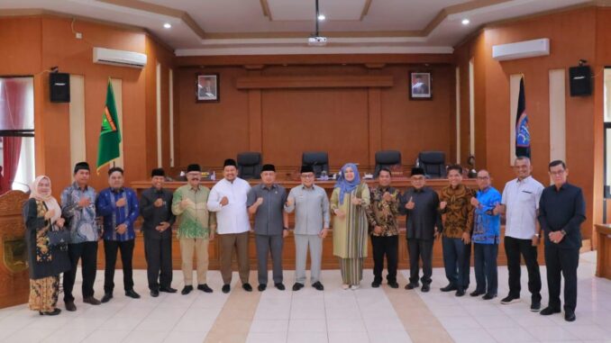 Pj. Wali Kota Payakumbuh menyampaikan Nota Pengantar LKPJ tahun 2023 dalam rapat pleno DPRD.