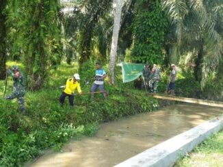 Program Unggulan KASAD Bersatu Dengan Alam Dalam Rangka TMMD Ke-119 di Desa Simpang Gambus Kec Lima Puluh Kabupaten Batu Bara Membersihkan Bantaran Sungai Bah bolon Sepanjang 5 KM.