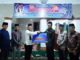 Sekda Iqbal Ramadi Payama menyerahkan bantuan untuk pembangnan Masjid kepada pengurus Masjid.