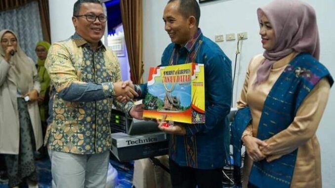 Sekda Iqbal Ramadi Payama menyerahkan cendramata kepada Dandim 0307 yang lama Letkol Czi Sutrisno,ST.M.IP.