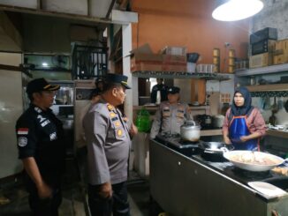 Tim 7 Payakumbuh razia rumah makan dan cafe yang buka usaha siang hari.