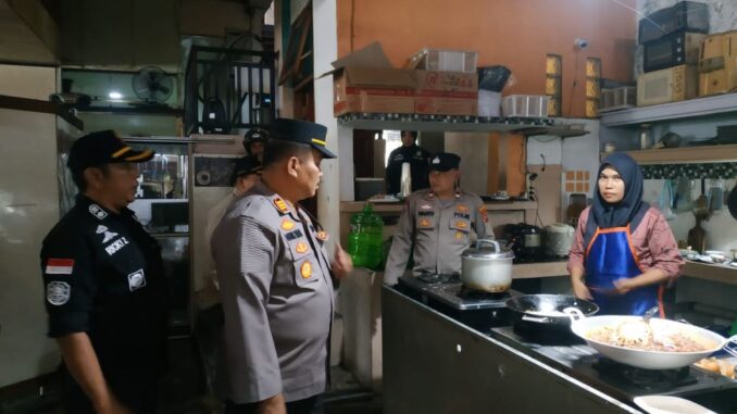 Tim 7 Payakumbuh razia rumah makan dan cafe yang buka usaha siang hari.