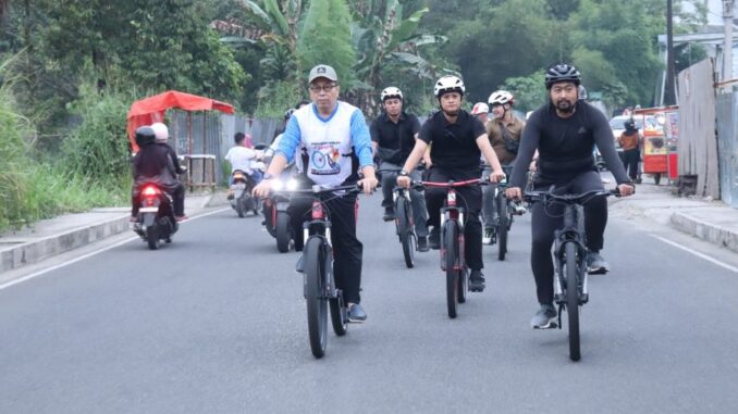 Wagub Audy Joinaldy bersama Pj Wako Jasman Rizal saat bersepeda keliling Kota Payakumbuh.