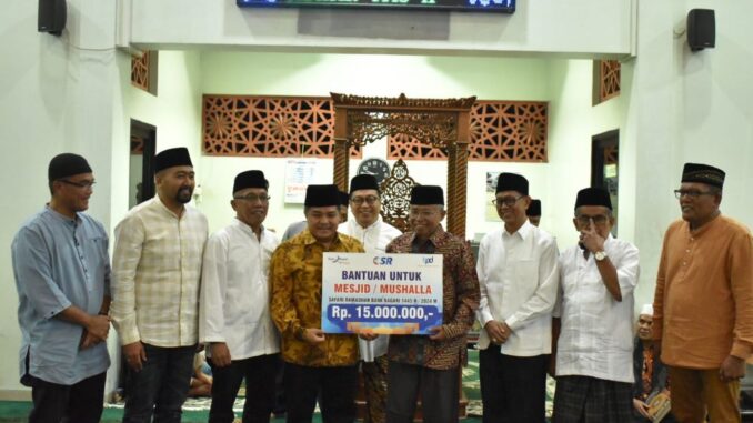 Wakil Gubernur Audi Joinaldy bersama rombongan saat mengunjungi Mesjid Arafah.