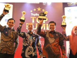 Wako Bukittinggi dan BPRS Jam Gadang menerima penghargaan dari Majalah Top Bussiness bersama I-OTDA.