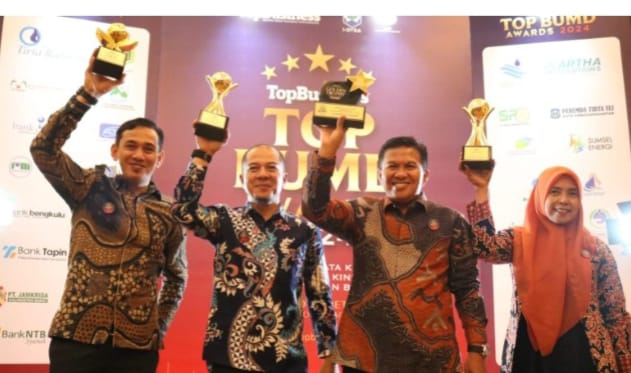 Wako Bukittinggi dan BPRS Jam Gadang menerima penghargaan dari Majalah Top Bussiness bersama I-OTDA.