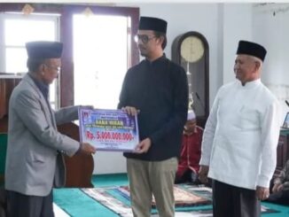 Walikota Bukittinggi serahkan dana hibah dari Pemko Bukittinggi kepada pengurus Masjid Jami' Tarok.