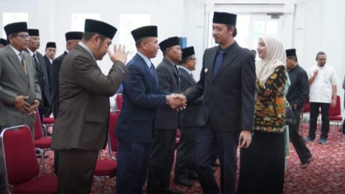 Walikota Erman Safar saat pelantikan mutasi terhadap 64 orang pejabat.