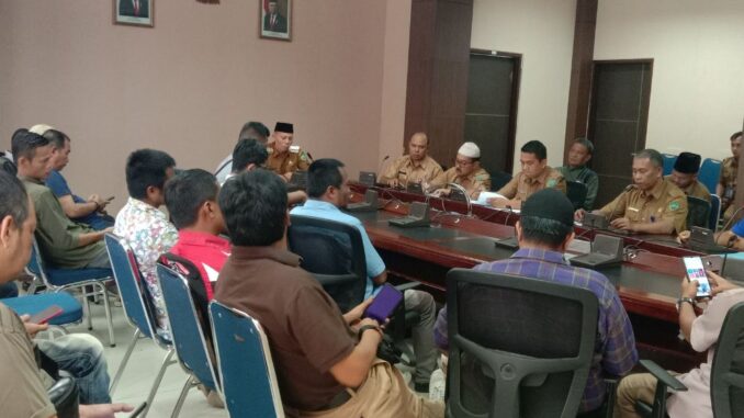 Audiensi Bupati Sabar AS dengan media.
