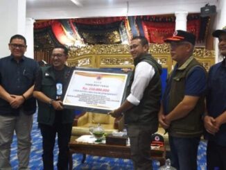 BNPB Pusat saat penyerahan bantuan kepada Pemda Tanah Datar.