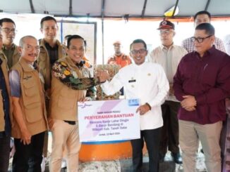 Bank Nagari Peduli saat berikan bantuan bencana Ke Pemda Tanah Datar.