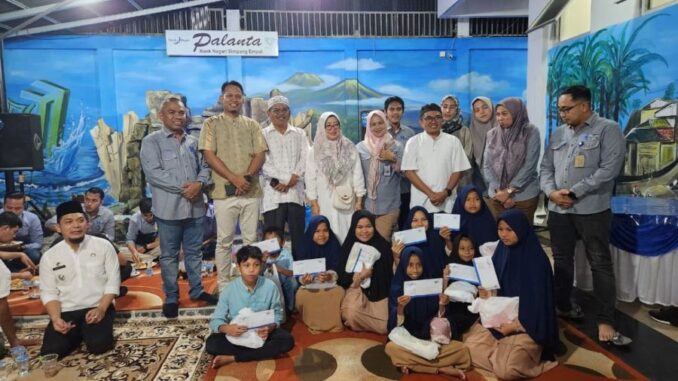 Bank Nagari Simpang Empat berbagi takjil dan santuni anak yatim.