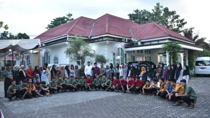 Buka puasa Pj. Walikota bersama puluhan anak yatim Panti Asuhan Aisyiah.