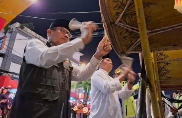 Bukittinggi bertakbir diikuti ribuan umat Islam di meriahkan dengan tambua tasa dan obor.